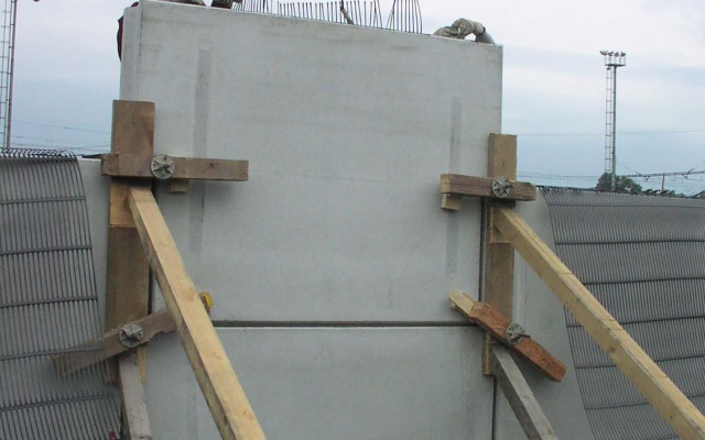 Opěrná zeď z velkoplošných panelů na dálnici D47 v Ostravě (rampa 3 MÚK Rudná)