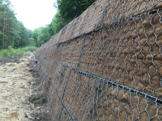 Troskovice, Silnice III/28115, strmý svah z vyztužené zeminy