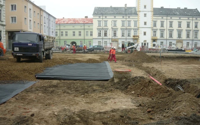 Zpevnění podkladní vrstvy parkoviště na náměstí Přemysla Otakara v Litovli