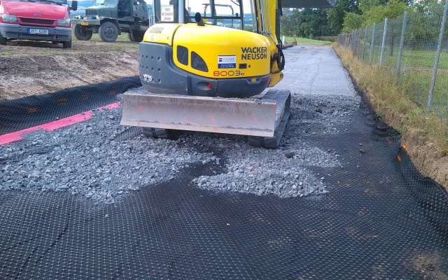 Zpevnění podkladní vrstvy komunikace u Šebetova