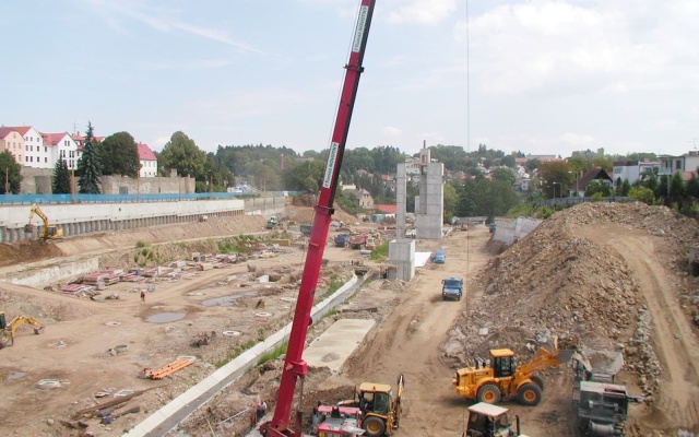 Opěrná zeď v areálu obchodního centra v Jihlavě