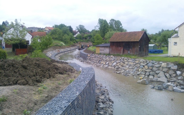 Oprava koryta potoka po povodních pomocí gabionových zdí v Závišicích