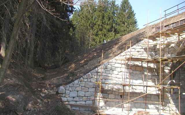 Protierozní ochrana křídel železničního mostu u obce Urbaneč