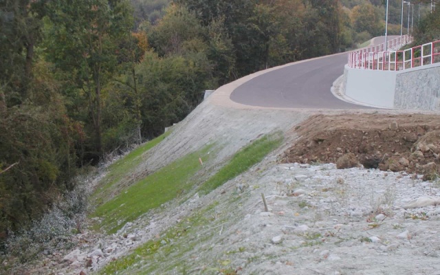 Protierozní ochrana svahů silničního násypu na dálnici u Sverepce