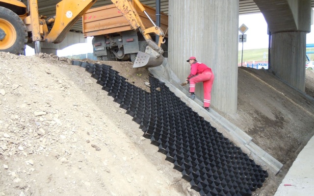 Protierozní ochrana svahů odvodňovacího příkopu v Popradu