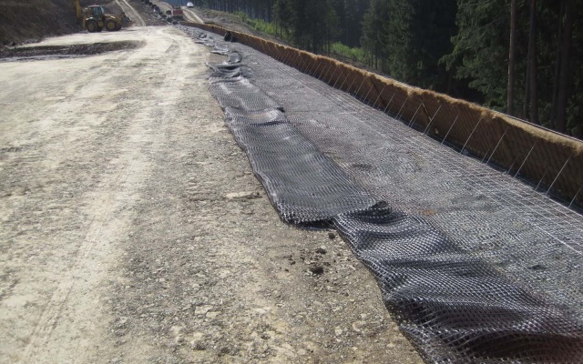 Vyztužené svahy pod dálnicí D3 v úseku Svrčinovec - Skalité