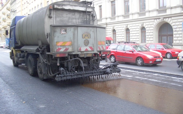 Celoplošná ochrana před trhlinami na ulici Koliště v Brně