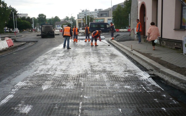 Vyztužení asfaltových vrstev na křižovatce v Havlíčkovu Brodu