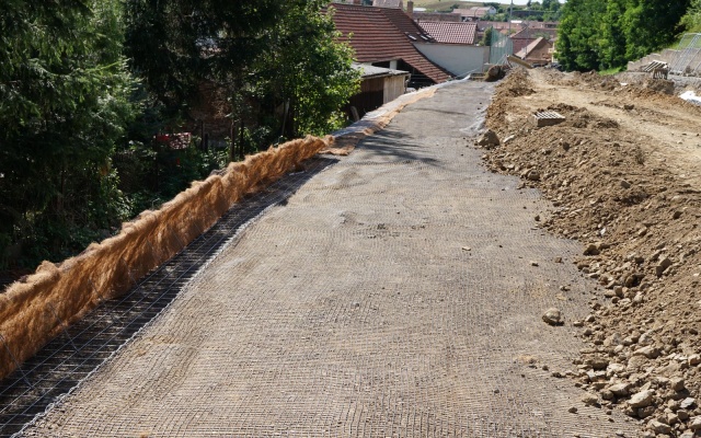 Jemnice, armovaný svah pod silnicí