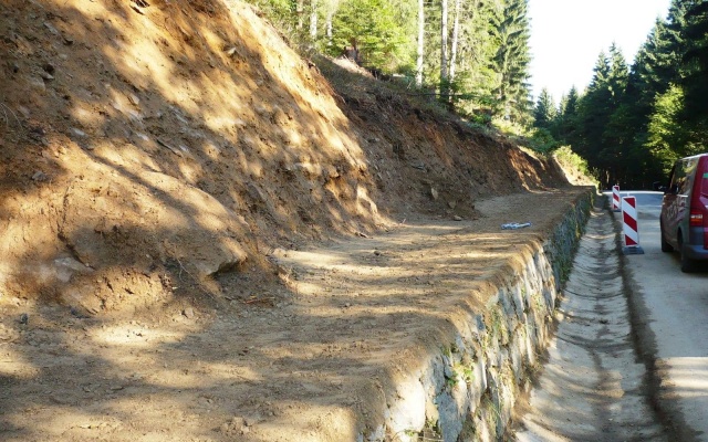 Výškové oddělení silnice a cyklostezky strmým svahem v Prášilech na Šumavě