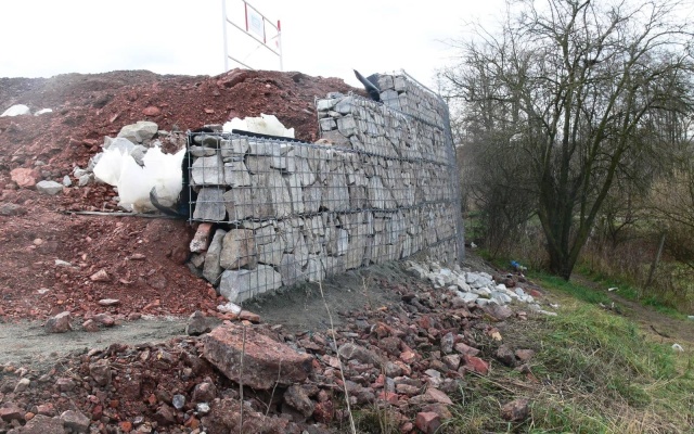 Opěrná zeď s lícem z přírodního kamene v Ivančicích