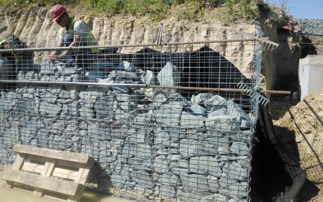 Gabionová zeď v areálu firmy Mercedes, Brno