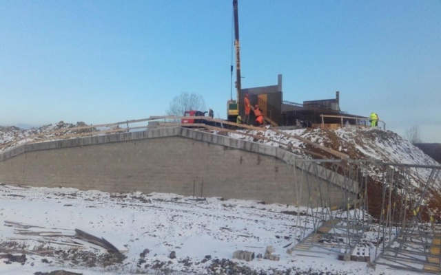 Vyztužená opěrná zeď u opěry mostu na dálnici D1 v úseku Budimír - Bidovce