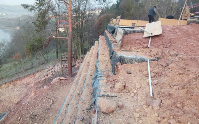 Realizace sjezdu na příkrý pozemek v Kadani