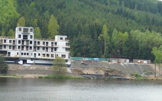 Vybudování zpevněných ploch na svažitém pozemku u Karlových Varů