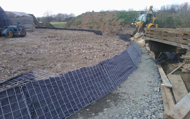 Vyztužené zemní těleso s vnitřní umělou jeskyní u Olomouce