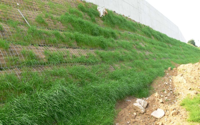 Strmý svah se silážní jámou v koruně ve Velké Bíteši