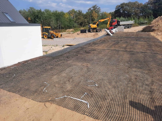 Strmé svahy vyztužené geosyntetickými výztuhami ve Stupavě-Lintavách