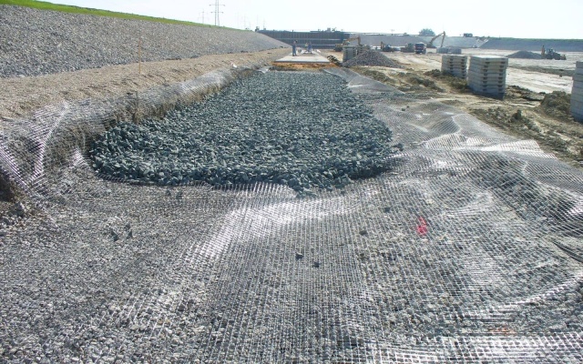 Zpevnění dna sedimentační nádrže cukrovaru v Dobrovicích