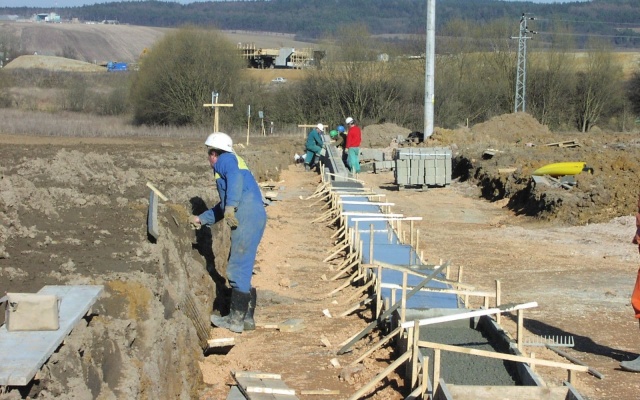 Opěrná zeď obchodního centra Olympia v Plzni