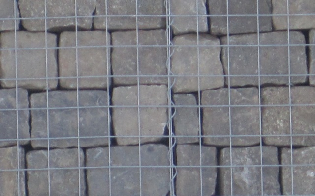 Gabionová zídka u zámečku Barca v Košicích