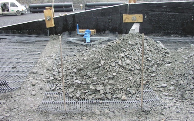 Opěrná zeď z velkoplošných panelů na dálnici D47 v Ostravě (rampa 8 MÚK Rudná)