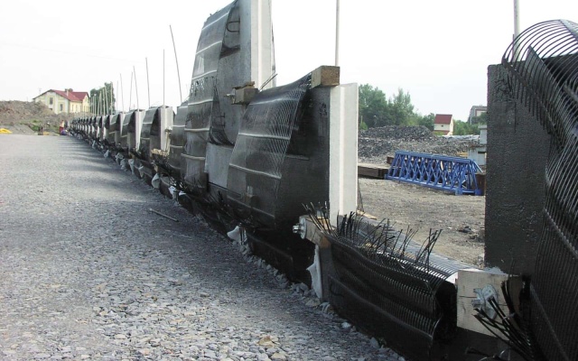 Opěrná zeď z velkoplošných panelů na dálnici D47 v Ostravě (rampa 3 MÚK Rudná)