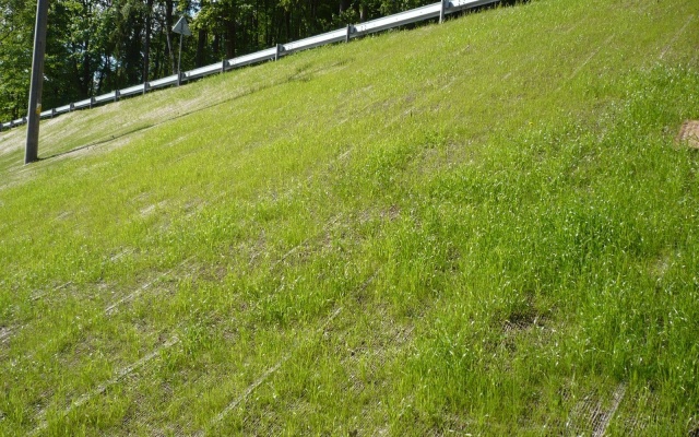 Kokosové sítě jako protierozní ochrana svahů při rekonstrukci silnice v Žacléři