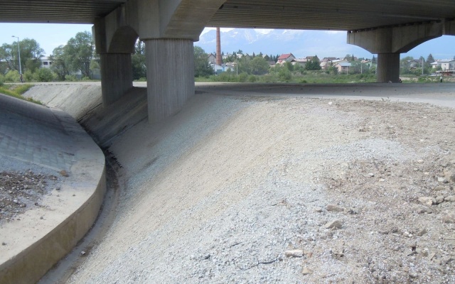 Protierozní ochrana svahů odvodňovacího příkopu v Popradu