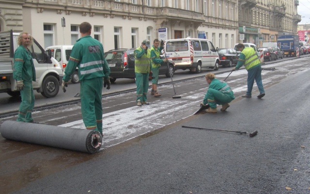 Celoplošná ochrana před trhlinami na ulici Koliště v Brně