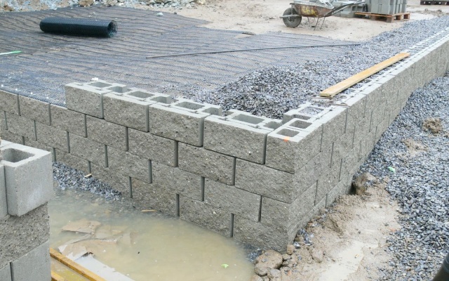 Opěrná zeď v areálu obchodního centra v Jihlavě