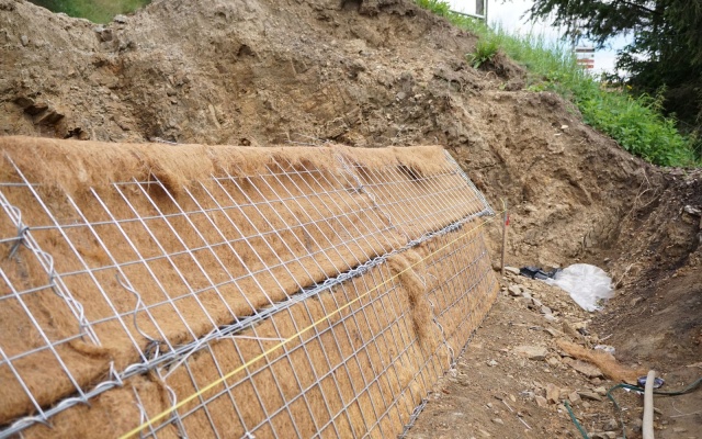 Jemnice, armovaný svah pod silnicí