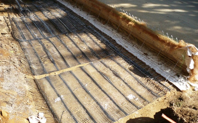 Výškové oddělení silnice a cyklostezky strmým svahem v Prášilech na Šumavě