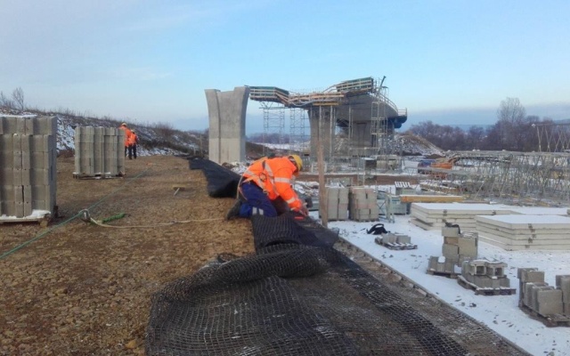 Vyztužená opěrná zeď u opěry mostu na dálnici D1 v úseku Budimír - Bidovce