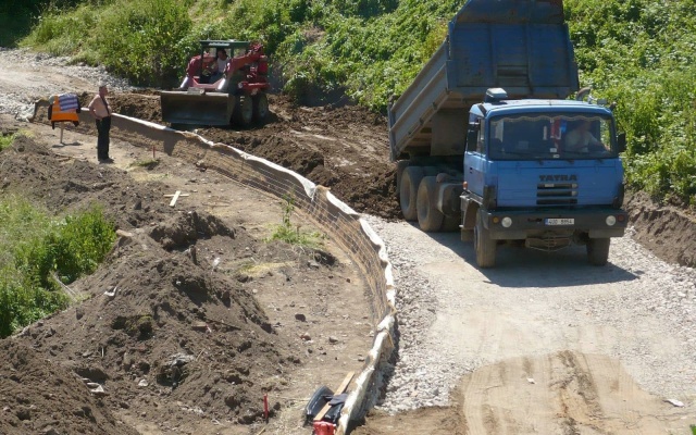 Nájezdová rampa z vyztužené zeminy ve Valtířově