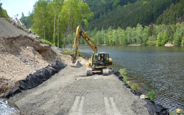 Vybudování zpevněných ploch na svažitém pozemku u Karlových Varů