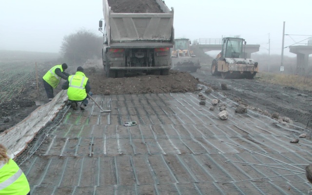 Ochranný protipovodňový val na železniční trati Zaječí–Šakvice