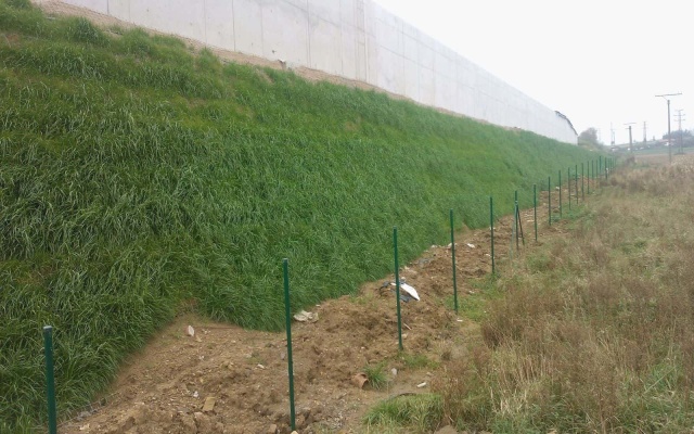 Strmý svah se silážní jámou v koruně ve Velké Bíteši