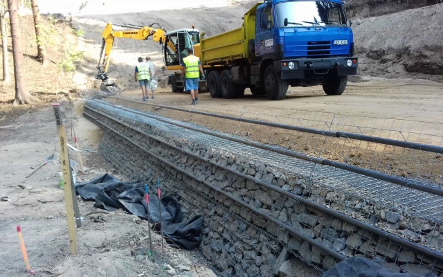 Strmé svahy z vyztužené zeminy realizované v rámci přeložky silnice II/150