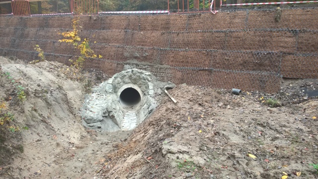 Troskovice, Silnice III/28115, strmý svah z vyztužené zeminy