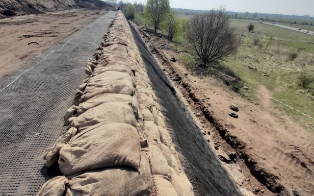 Strmý svah na hranici pozemku – technologické centrum Švédské šance