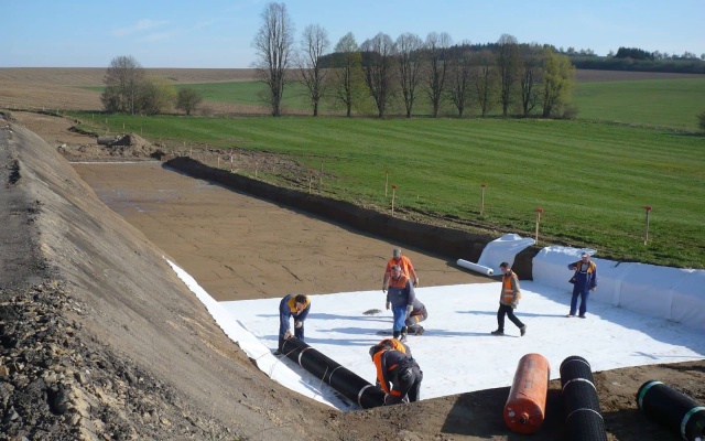 Založení nově budovaného násypu rekonstruované silnice II/405 Příseka–Brtnice