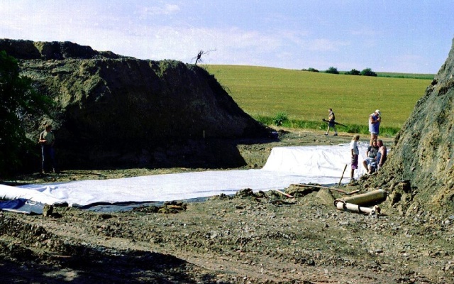 Sanace železničního násypu nedaleko Holubic