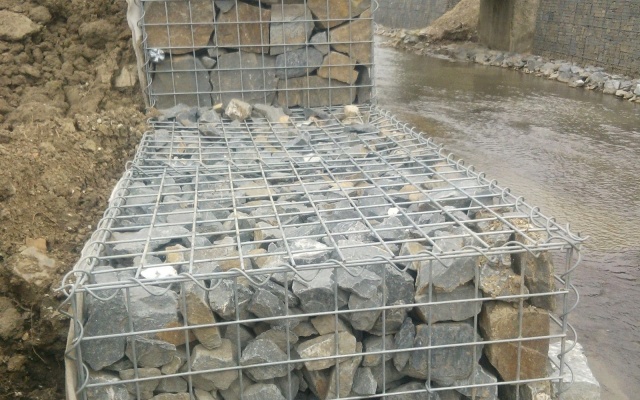 Oprava koryta potoka po povodních pomocí gabionových zdí v Závišicích