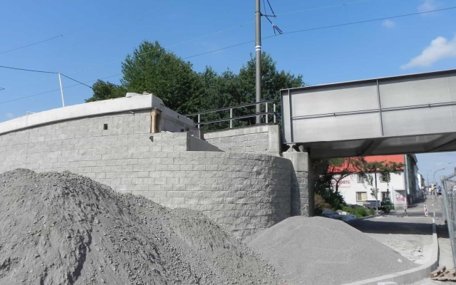 Opěrná zeď lávky na železniční trati Tábor – Bechyně