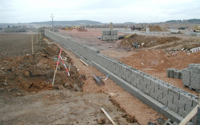 Opěrná zeď obchodního centra Olympia v Plzni