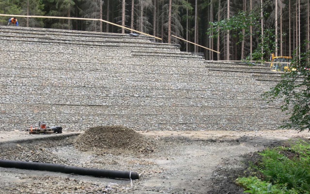 Strmé svahy z vyztužené zeminy realizované v rámci přeložky silnice II/150