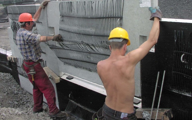 Opěrná zeď z velkoplošných panelů na dálnici D47 v Ostravě (rampa 8 MÚK Rudná)