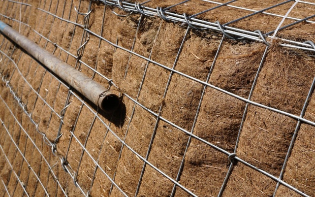 Jemnice, armovaný svah pod silnicí