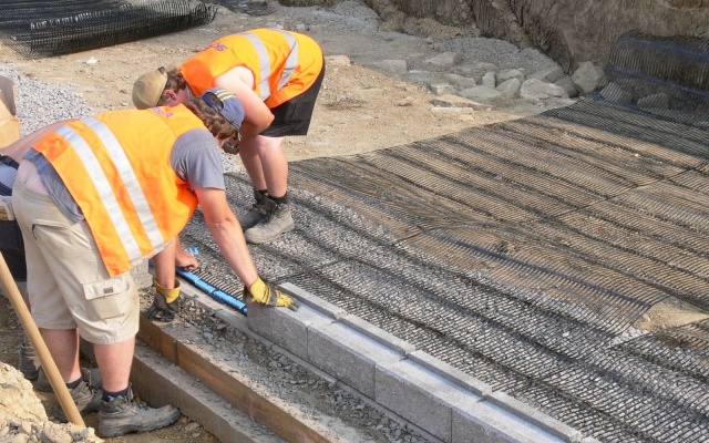Opěrné zdi ze systému Tensartech TW1 a vyztužené strmé svahy v Bučovicích